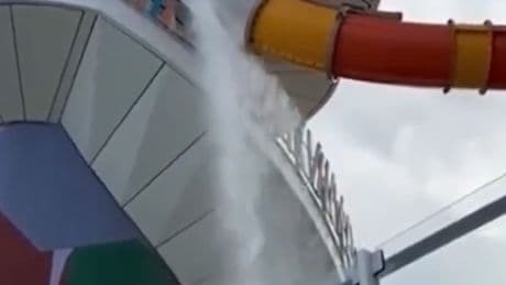 Glasbreuk op waterglijbaan zorgt voor paniek op cruiseschip