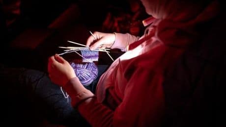 Knit & Cinema – „Wollaholics“ gucken Filme mit Lampe um den Hals