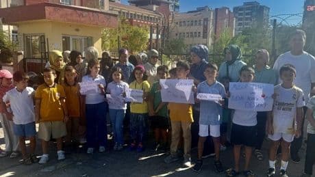 Diyarbakır’da ikili öğretime geçen okulun sınıfları ikiye bölündü: Veliler ve öğrenciler tepkili