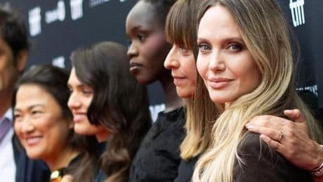 Angelina Jolie se emociona al hablar sobre el cáncer en su familia: «Mi madre y mi abuela estaban en quimioterapia a mi edad»