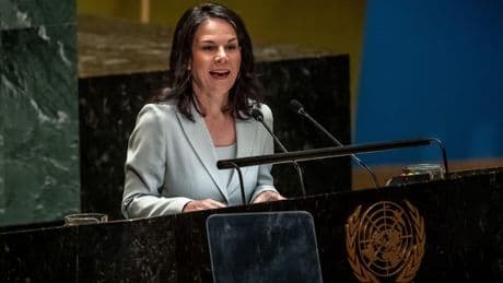 Präsidentin der UN-Generalversammlung Baerbock im Big Apple und der Provinzler soll das miterleben
