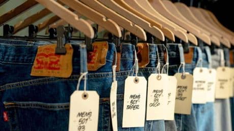 Levi's liquida sus pantalones vaqueros con descuentos de hasta el 65%