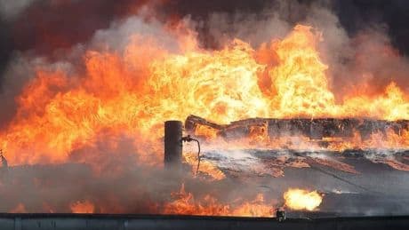 Schulzentrum in Erkrath: Großfeuer mit riesiger Rauchwolke – „Wir müssen beide Schulen neu bauen“
