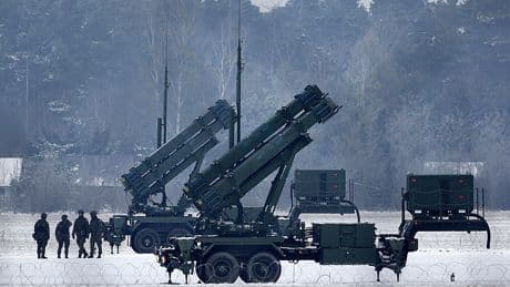 Defensa busca fábricas en España para ampliar la producción de misiles estadounidenses Patriot tras firmar un acuerdo con Raytheon