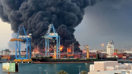 Heftiger Drohnenangriff - Hafen steht in Flammen
