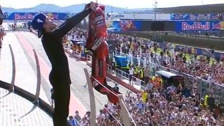 Valentino Rossi se ríe de Márquez y el español le pone el mono en la cara a él y a los italianos