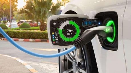 L’industria auto all’Ue: «No al solo elettrico dal 2035: obiettivi di Co2 irraggiungibili. Apriamo alle ibride»