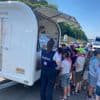 Verkoeling in nood: gratis ijsjes voor gestrande bus vol kinderen