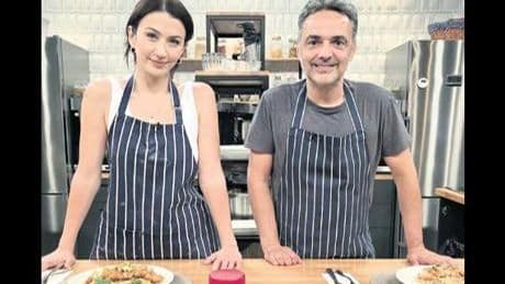Ceren Benderlioğlu mutfakta