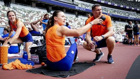 Atleten verbaasd over lange reis-en wachttijden: 'Na warming-up langs ijswinkel'