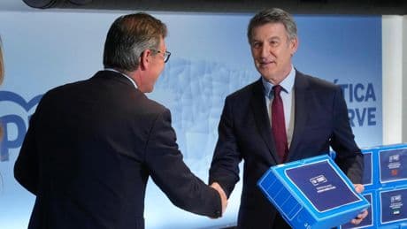Feijóo anuncia su "decálogo del cambio" al entregar 94.501 avales para revalidar su liderazgo en el congreso del PP