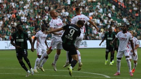 Kocaelispor- Samsunspor maçında ilginç anlar! Hakem kararları maça damga vurdu