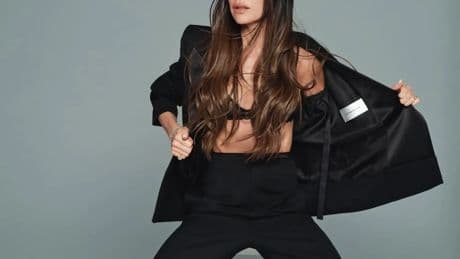 El minivestido negro con el que Victoria Beckham presume de unas piernas tonificadas a sus 51 años