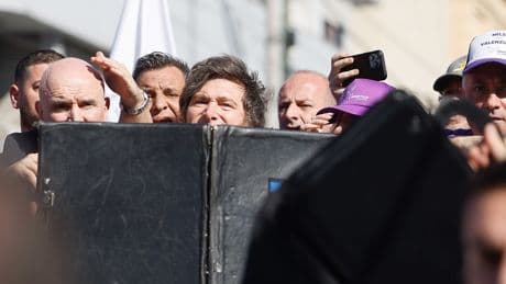 La pedrada para Milei muestra los nervios en la política argentina: "Sus insultos no justifican el ataque, pero lo explican"