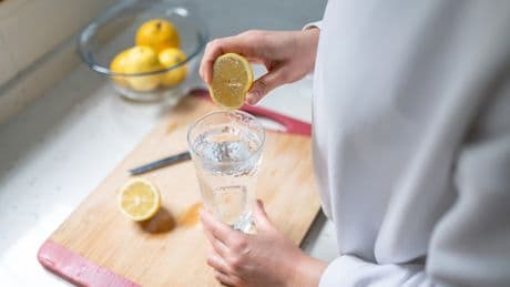 Zitronenwasser am Morgen: Darum sollten Sie es nicht kalt trinken