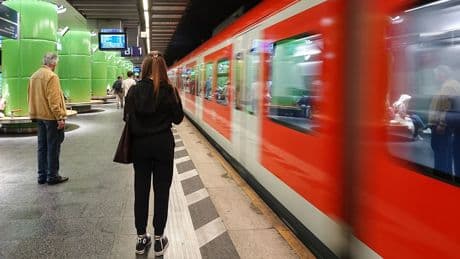 Ohne Grund die Notbremse in der Bahn ziehen: Knallharte Strafe droht