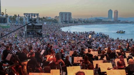 Treinta mil personas están invitadas a cantar el himno de los piratas de 'Mar i Cel' en la playa