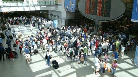 Venezia, rapisce la figlia e la porta in Tunisia: arrestato al rientro in Italia. La mamma: «Non so nulla della mia bimba»