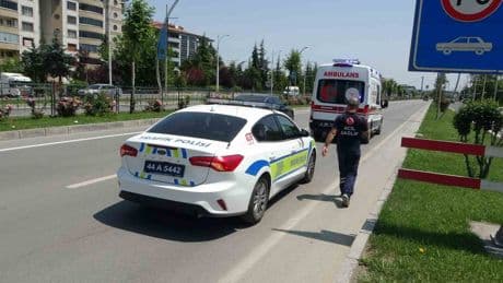Seyir halinde korkunç anlar... Kadın kendini araçtan attı