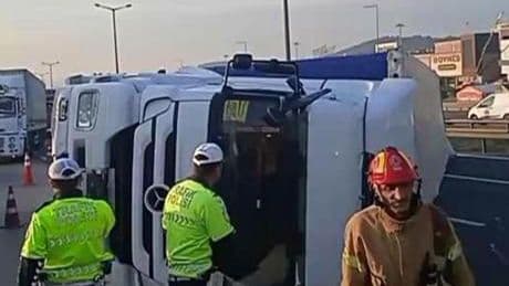 TEM Otoyolu'nda TIR devrildi, trafikte yoğunluk oluştu