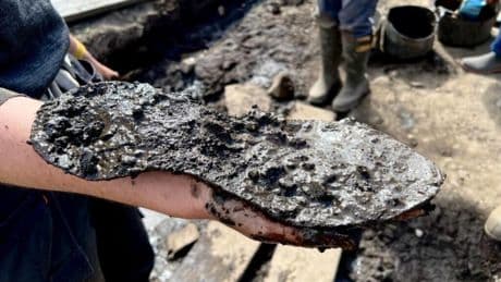 Los arqueólogos descubren en Inglaterra un zapato romano gigante del número 48 de hace 2.000 años oculto en una zanja “rompe tobillos”