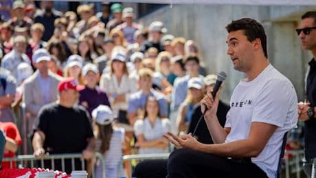 Trump-Unterstützer Charlie Kirk stirbt bei Attentat – Behörden fahnden nach Schützen