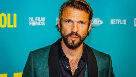 Pieter Embrechts nog niet herstel van val op filmset Halina Reijn: ’Zeker een jaar amper kunnen lopen’