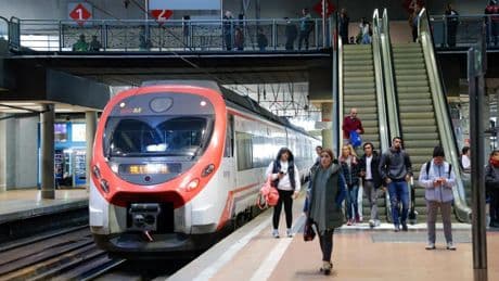 Problemas en los Cercanías de Madrid en plena 'operación vacaciones': retrasos en la C-5 por una catenaria