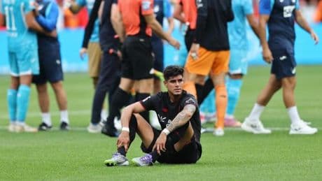 Hincapié pide salir y en el club solo piensan en 60 millones