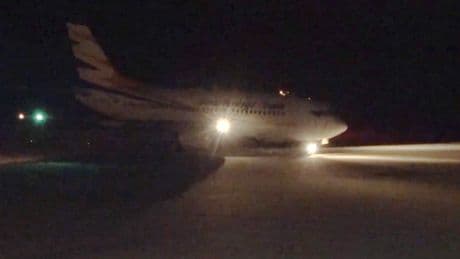BILD-Reporter vor Ort - Mit diesem Flieger landen 138 Afghanen