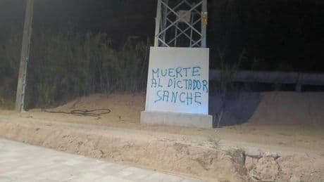 La Policía pilla a dos grafiteros por pintar 'Muerte al dictador Sanche' e insultos racistas en Alcañiz (Teruel)