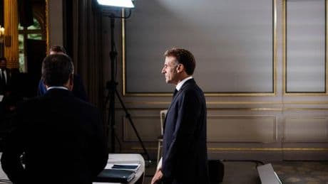 Emmanuel Macron, affaibli sur la scène internationale après la chute du gouvernement Bayrou