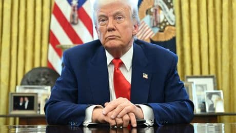 Droits de douane: Trump affirme qu'il annoncera des taxes sur les semi-conducteurs "dans la semaine"