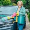 “Met deodorant en talkpoeder kom je al een heel eind”: Tante Kaat geeft poetstips voor onderweg