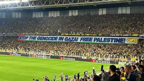 Fenerbahçe tribünlerinde Benfica maçı öncesi Gazze pankartı: 'Gazze'deki soykırımı durdurun! Özgür Filistin!'