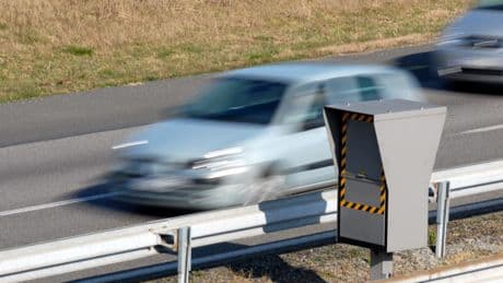 Un profesor de matemáticas explica por qué no compensa circular a 140 km/h para reducir tiempo: “De ir a una velocidad legal a una ilegal en autopista apenas gano unos segundos”