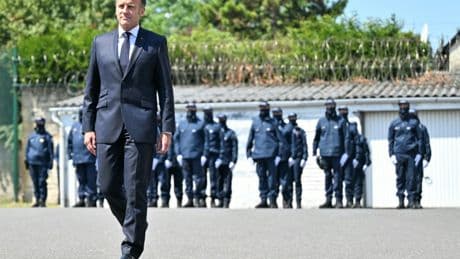 Emmanuel Macron commémore l'attaque sanglante du péage d'Incarville, un an après