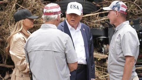 Trump besucht Texas nach Sturzflut – First Lady erhält Geschenk