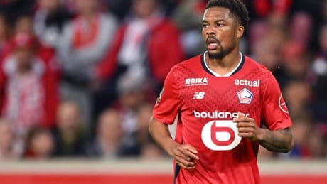 Vlak voor medische keuring: ’Ipswich wil dure Ajax-spits Chuba Akpom kapen van Birmingham’