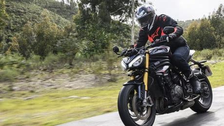 Speed Triple 1200 RS 2025: la naked sportiva di Triumph diventa ancora pi&ugrave; estrema