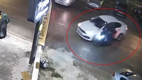 Bursa'da otomobil ile motosikletin çarpışması kamerada: 1 yaralı