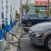 ‘De stoep is geen privébezit’: waarom kabelgootjes voor elektrische auto’s de gemoederen beroeren
