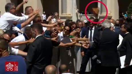 Tifo da stadio per il Papa, gli lanciano un peluche in testa