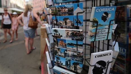Au fait, depuis quand s'envoie-t-on des cartes postales?