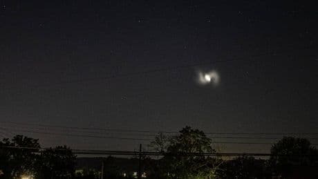 Salen a ver perseidas y se encuentran con unas extrañas espirales de luz en el cielo: la culpa pudo ser de Europa