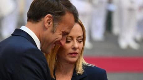 A Rome, Emmanuel Macron tente d’apaiser les tensions accumulées avec Giorgia Meloni