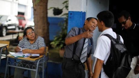 Uniforme propre et coupe « appropriée » dans les écoles salvadoriennes