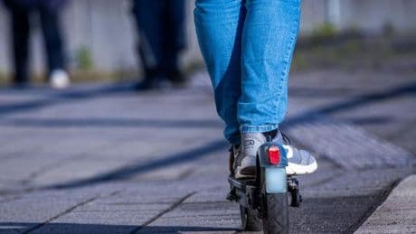 Fahren unter Alkohol: Mit 1,2 Promille: E-Scooter-Fahrer stürzt und verletzt sich