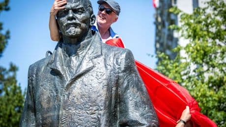 Gewaltherrschaft: Protestaktion gegen Lenin-Denkmal in Schwerin