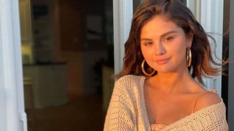 Así es el primer perfume de la marca de belleza de Selena Gomez, creado para que personas con movilidad limitada puedan utilizarlo